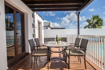 Villa Cara: Beautiful modern villa with gated heated pool & air con.