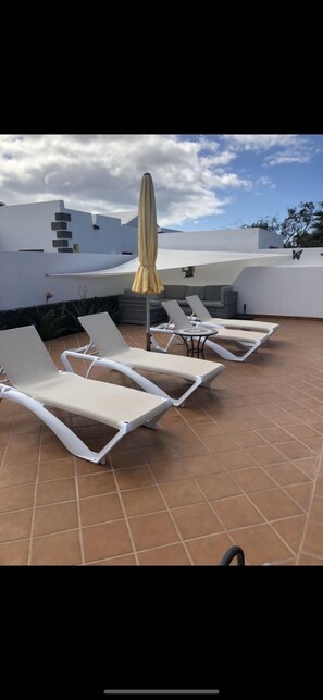 Terrace/patio - Villa Cara: Beautiful modern villa with gated heated pool & air con.  (Playa Blanca)