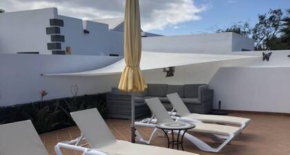 Villa Cara: Hermosa villa moderna con piscina cerrada climatizada y aire acondicionado.