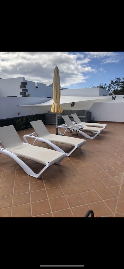 Villa Cara: Beautiful modern villa with gated heated pool & air con. 