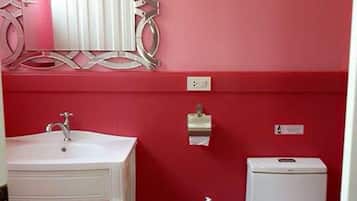 Beach Front Bungalow | Bathroom | Shower, free toiletries, hair dryer, towels