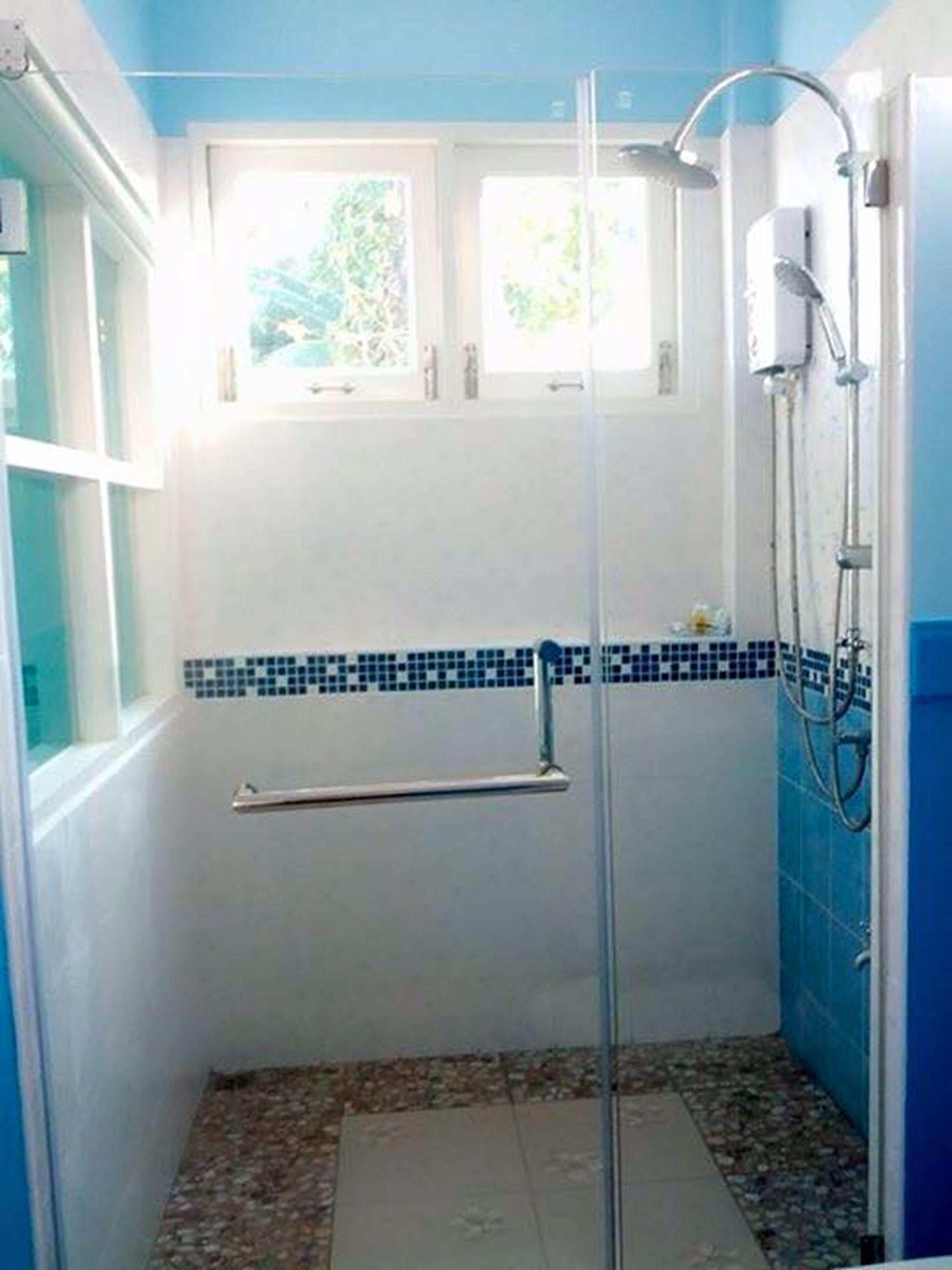 Beach Front Bungalow | Regadera en el baño