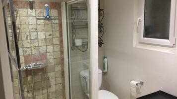 Douche, serviettes fournies