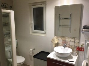 Douche, serviettes fournies