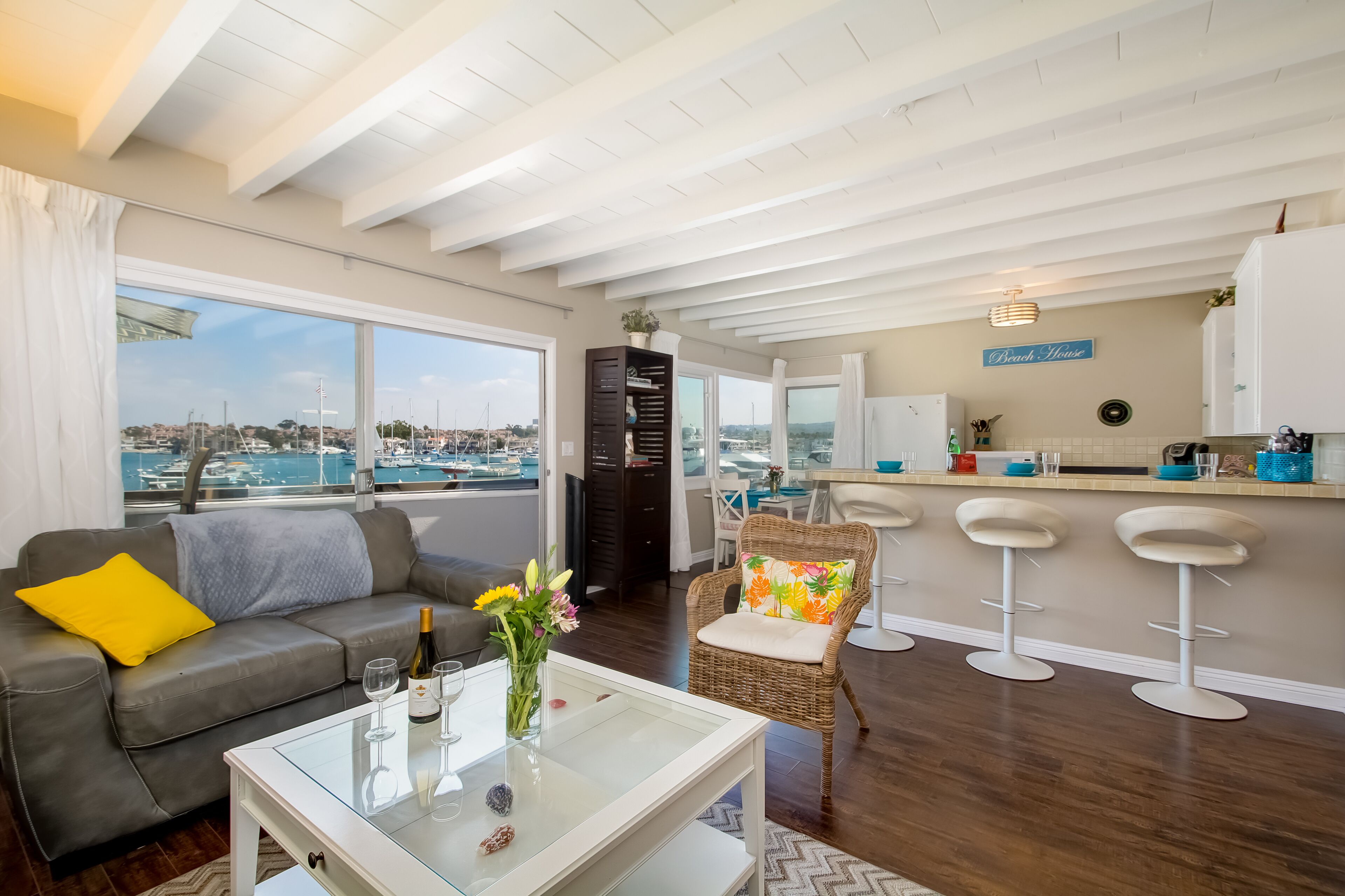 bright and cozy condo with gorgeous bay view