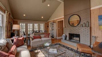 Smart TV, fireplace, DVD player