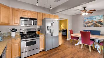 Een koelkast, een magnetron, een oven, een kookplaat