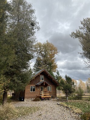 Exterior - Affordable ski retreat! Center of Valley, 30 minutes to Whitefish and Blacktail! (Kalispell)