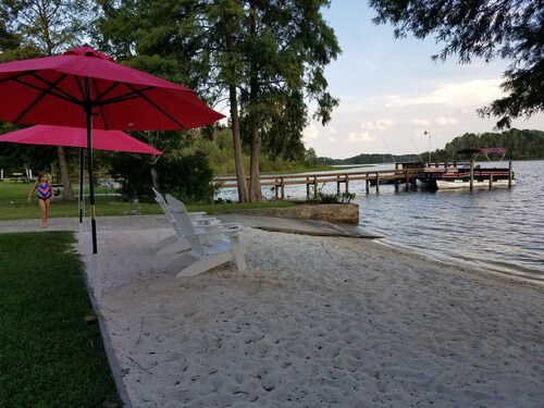 SANITIZED! Lake Marion Lakefront Sandy Beach, Ramp, Sleeps 19, Wi-Fi Cable