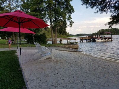 SANITIZED! Lake Marion Lakefront Sandy Beach, Ramp, Sleeps 19, Wi-Fi Cable