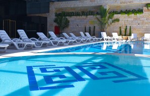 Innenpool, Außenpool, geöffnet von 10:00 Uhr bis 18:00 Uhr, Liegestühle