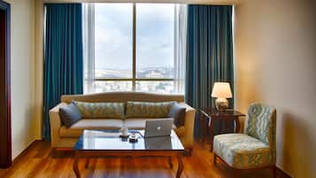 Suite ejecutiva, 1 cama de matrimonio grande, vistas a la ciudad | Sala de estar | Una Smart TV