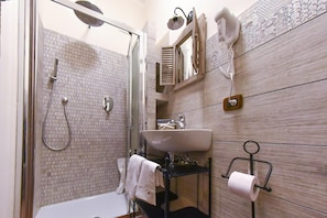 Double Room, Sea View | Bathroom | Shower, free toiletries, bidet, towels