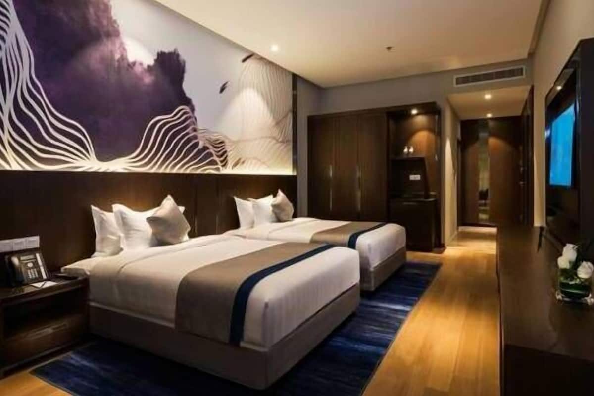 Deluxe Twin Room | Bar mini, peti besi dalam bilik, meja, langsir/tirai gelap terus
