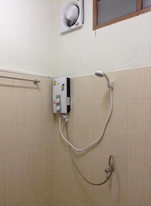 ฝักบัว, ของใช้ในห้องน้ำฟรี, ผ้าเช็ดตัว