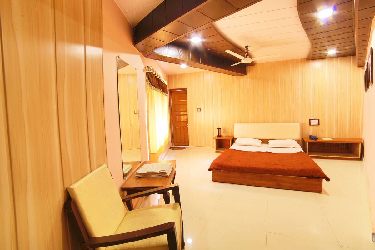 Deluxe-Doppelzimmer, 1 Queen-Bett | 1 Schlafzimmer, Zimmersafe, Schreibtisch, Verdunkelungsvorhänge