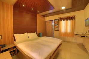 Phòng đôi Deluxe, 1 giường cỡ queen | 1 phòng ngủ, két bảo mật tại phòng, bàn, màn/rèm cản sáng 