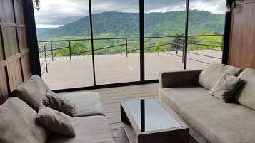 Sky View for 4 People with Fan | Khu phòng khách | TV màn hình phẳng 29-inch có truyền hình vệ tinh, TV