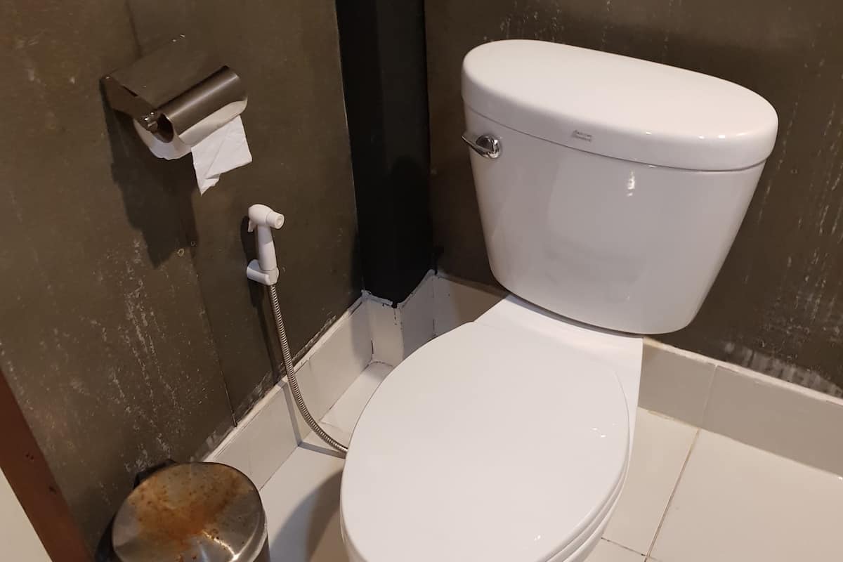 Regadera, amenidades de baño gratuitas, batas, pantuflas