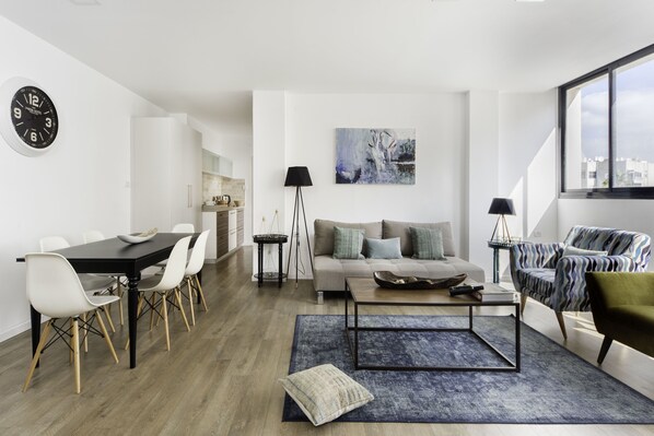 Design-Apartment, 3 Schlafzimmer, Strandblick | Wohnbereich | Flachbildfernseher