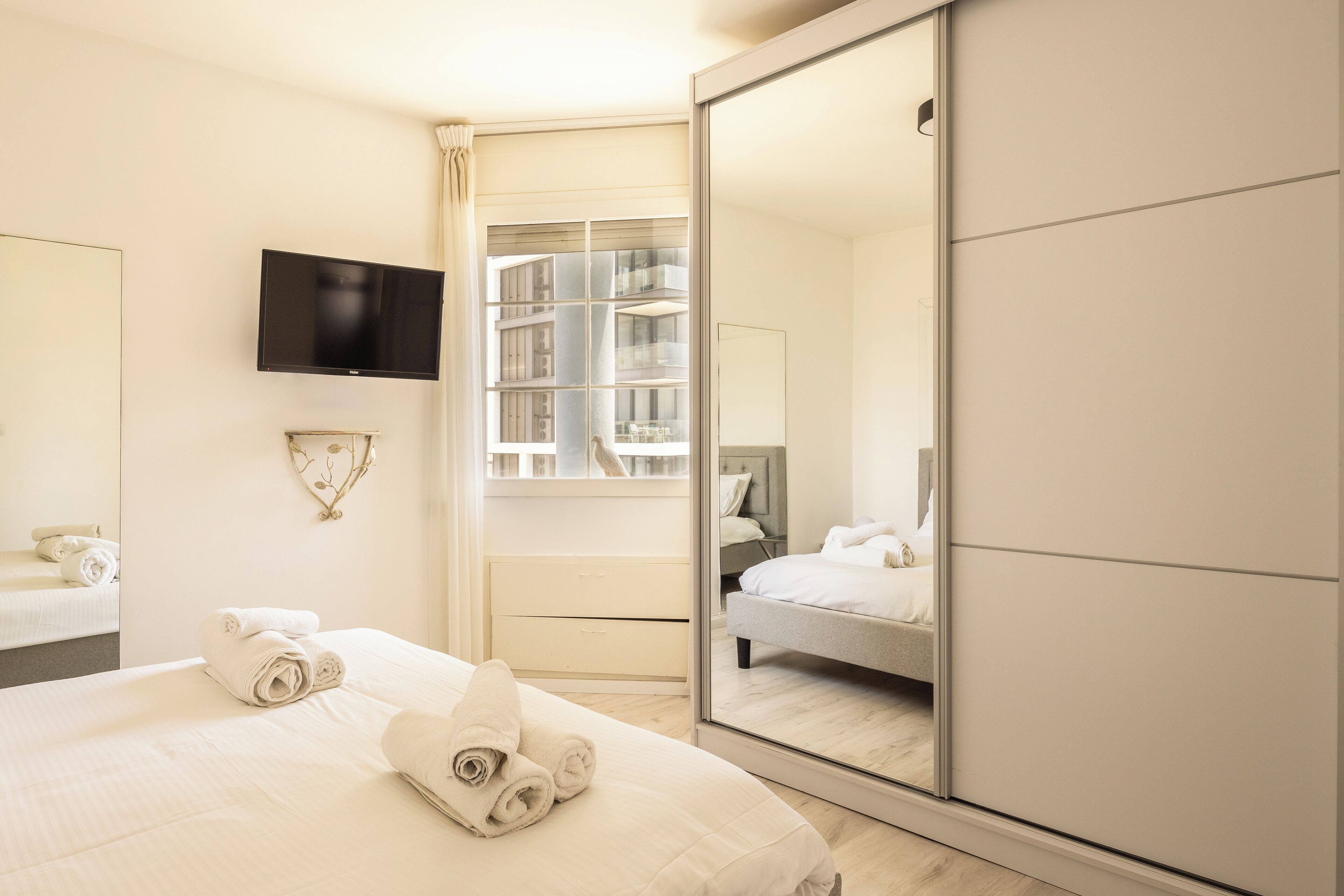 Bàn, màn/rèm cản sáng, bàn ủi/dụng cụ ủi quần áo 