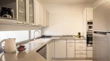 Geladeira grande, micro-ondas, fogão, cooktop