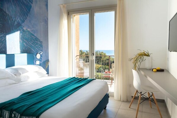 Comfort Room, Sea View | In-room safe, desk, blackout curtains, iron/ironing board - Luna Minoica Suites & Apartments (Montallegro)