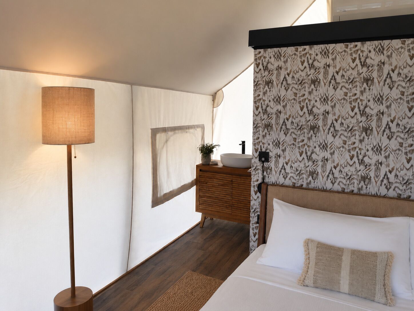 Luxury-Zelt | Hochwertige Bettwaren, Minibar, Zimmersafe, individuell eingerichtet