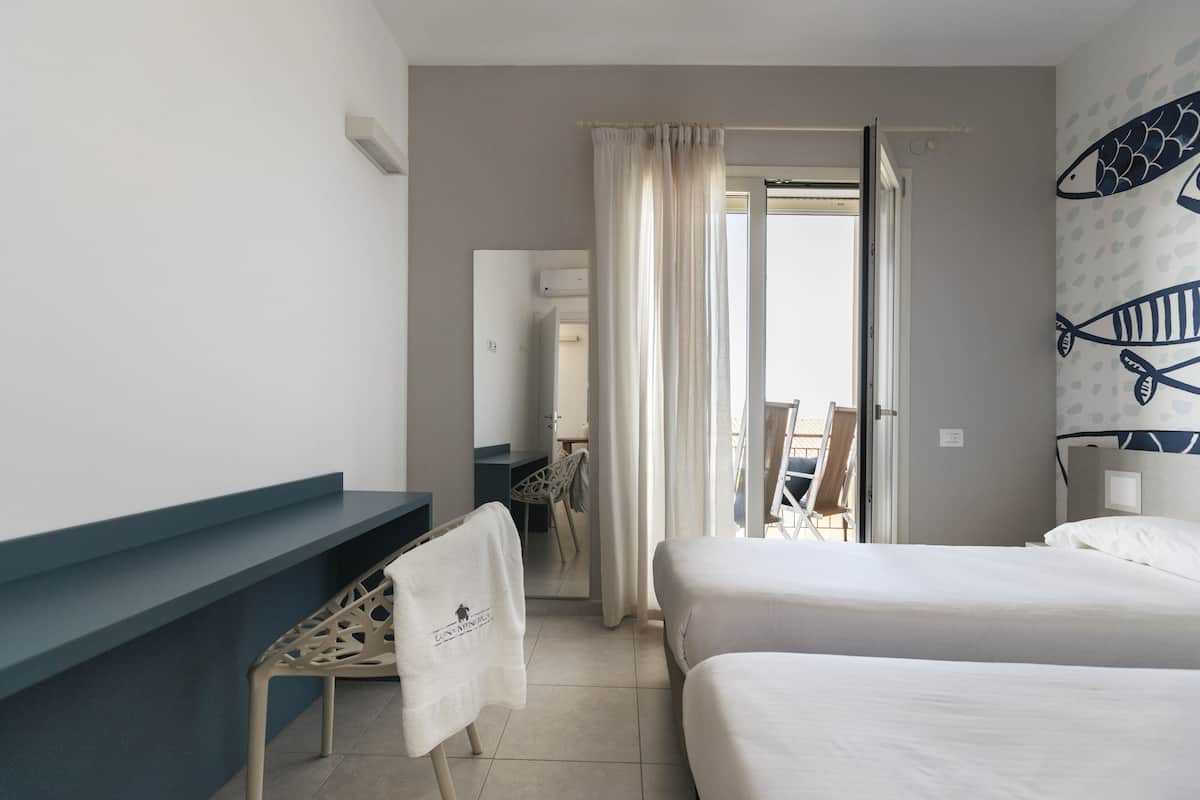 Appartement, vue mer | Coffres-forts dans les chambres, bureau, rideaux occultants