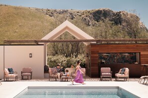 Bar junto a la piscina