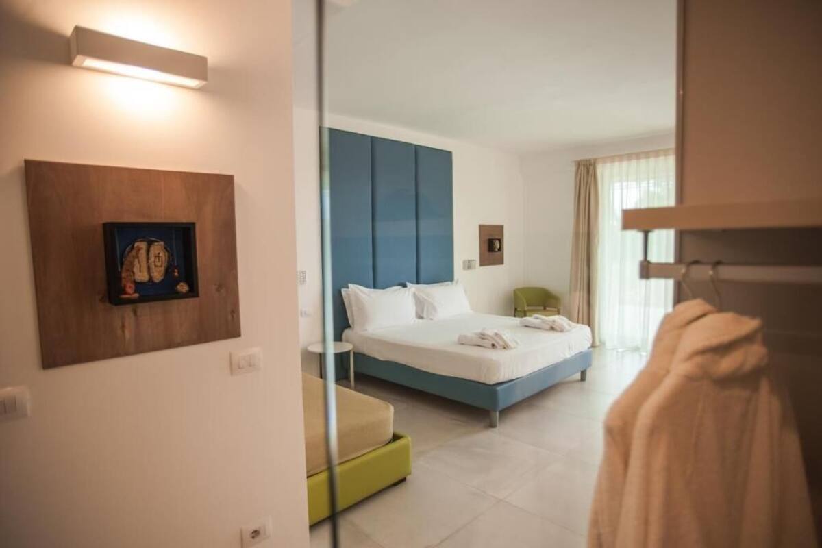 Chambre Junior, vue piscine | Coffres-forts dans les chambres, bureau, rideaux occultants