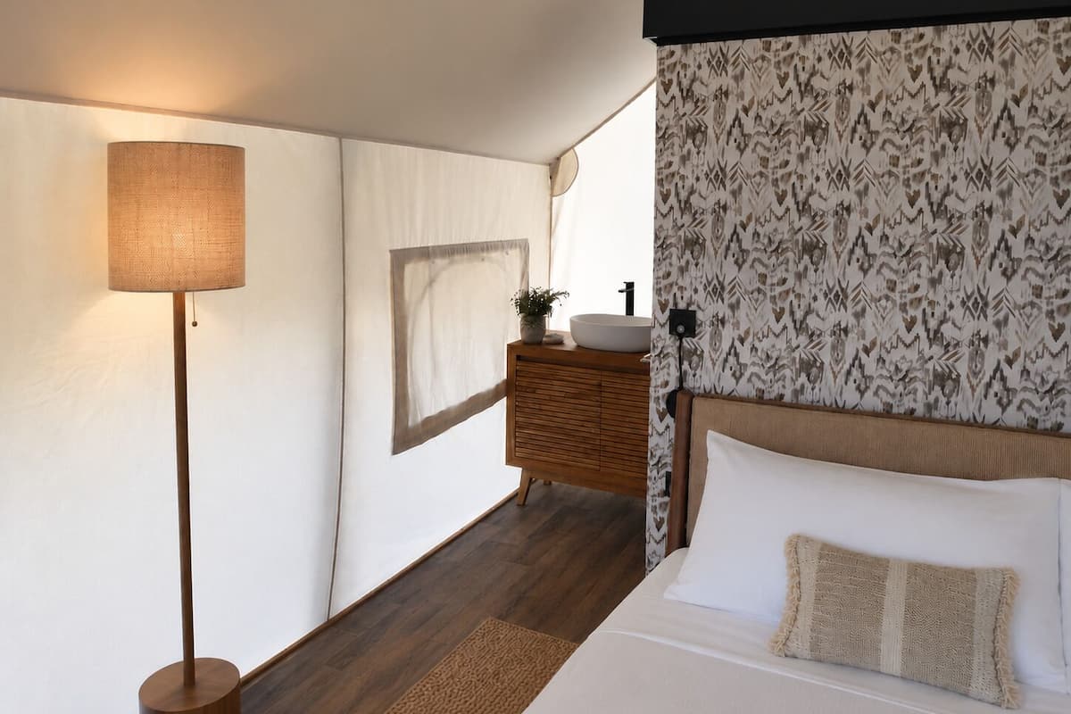 Luxury-Zelt | Hochwertige Bettwaren, Minibar, Zimmersafe, individuell eingerichtet