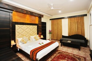 Bộ đồ giường cao cấp, minibar, két bảo mật tại phòng, bàn 