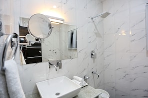 Deluxe Room, Garden View | Bathroom | Shower, free toiletries, towels - Hotel Asian Park (Srinagar)