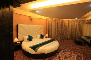 Bộ đồ giường cao cấp, minibar, két bảo mật tại phòng, bàn 
