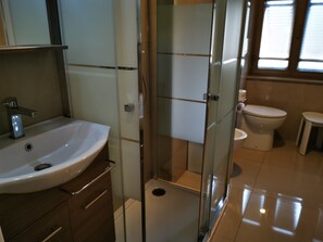 三人房 | 浴室 | 淋浴设施、免费洗浴用品、吹风机、坐浴桶