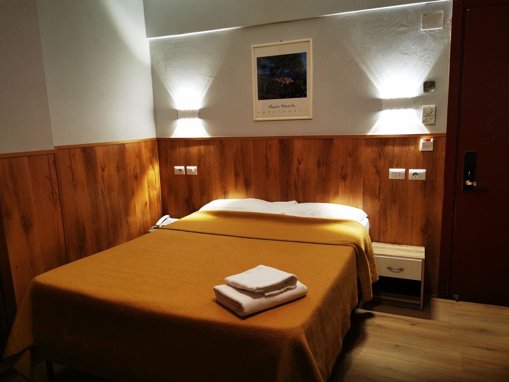 Een minibar, een kluis op de kamer, een bureau, verduisterende gordijnen