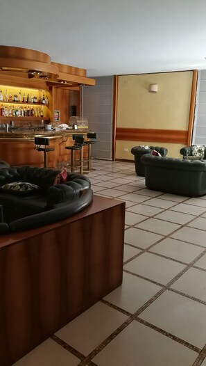 Lobby sitting area - New Alexander (Genoa)