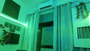 A bathroom with a shower, a mirror, and a wall-mounted air conditioner. - Giannas relax (Pozzuoli)
