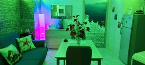 Romantisch appartement | Woonruimte | Een 32-inch flatscreentelevisie met digitale zenders en televisie