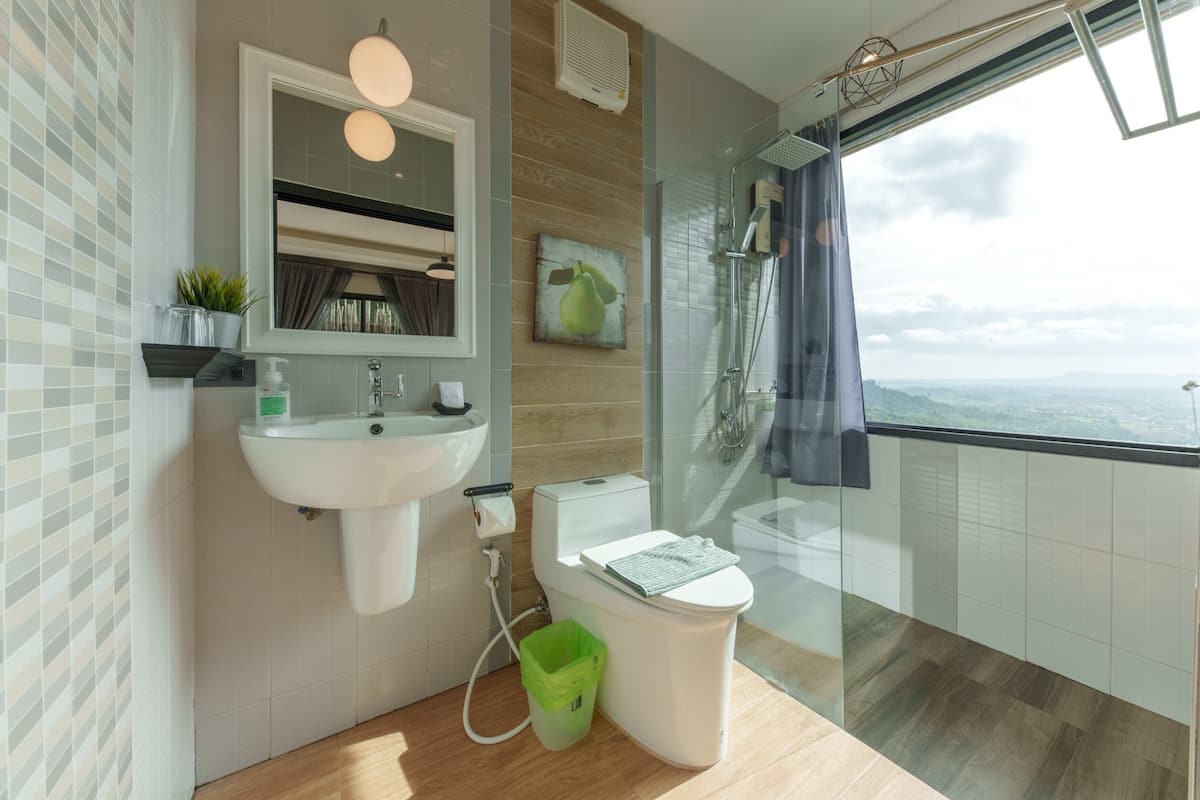 deluxe double room | bathroom | shower, free toiletries, hair dryer, slippers