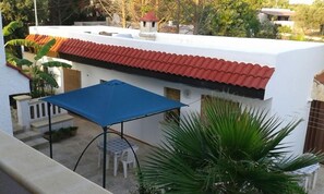 Eenvoudige studio, 1 slaapkamer, kitchenette, aan de binnenplaats | Uitzicht vanuit de kamer