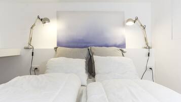 Apartment, 2 Bedrooms, Sea View | 2 bilik tidur, meja, langsir/tirai gelap terus, seterika/papan seterika