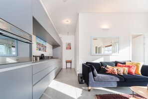 Apartamento, 1 habitación | Zona de estar | Una televisión de pantalla plana
