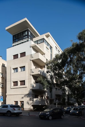 A multi-story building with balconies, a clear sky, and parked cars. - MAMAD - Sea N'Rent - 204 Ben Yehuda Tel Aviv (Tel Aviv)