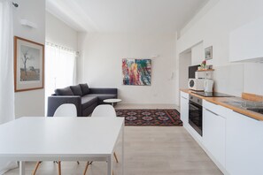 Apartment, 1 Schlafzimmer (Front) | Essbereich im Zimmer