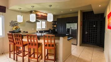 KĂŒhlschrank, Mikrowelle, Ofen, Herdplatte