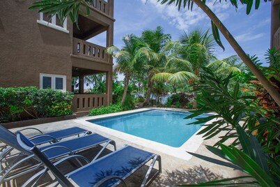 Sunrise Harbor, Roatan's Premier Vacation Retreat
