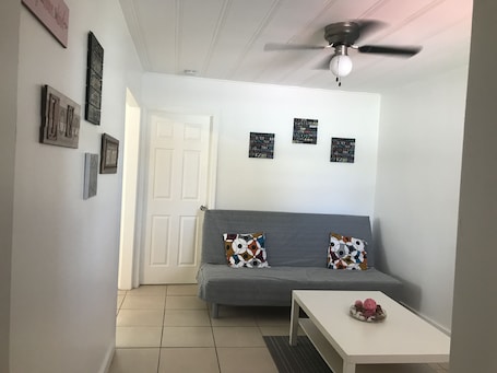 LED TV. Cozy house in Pompano. 4 miles from beach.