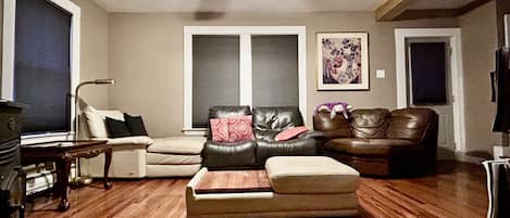 Smart TV, chimenea, reproductor de DVD y futbolito